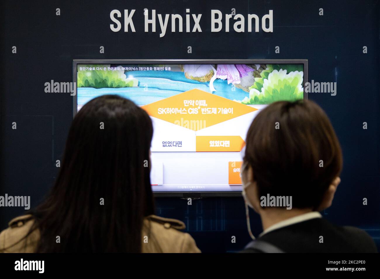 Il pubblico visita lo stand SK hynix durante la SEDEX (Semiconductor Exhibition) 2020 a Coex il 27 ottobre 2020 a Seoul, Corea del Sud. (Foto di Chris Jung/NurPhoto) Foto Stock