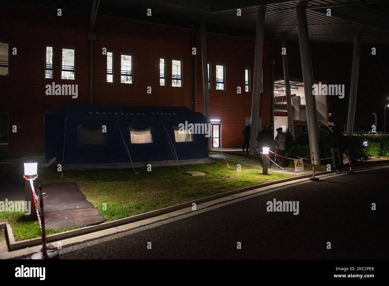 La tenda di protezione civile utilizzata come area del bastone , Schiavonia, 26 ottobre 2020, Italia. Dopo l'aumento della curva di contagio in tutta Italia, il Veneto si prepara anche a contenere l'arrivo di una seconda possibile ondata di Covid19. La città di Padova che ho stabilito in vari punti focali delle aree utilizzate come bastoncini per la cittadinanza. Purtroppo, dato l'elevato numero di richieste di tamponi, molti Padovani non sono stati costretti a trasferirsi all'Ospedale Schiavonia ''Ospedali riuniti Padova Sud Madre Teresa di Calcutta'' dove è stato riistituito, a partire dalla notte del 26 ottobre, un'area d Foto Stock