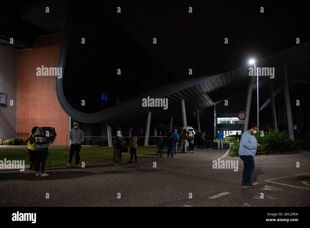 Le persone in coda per il tampone indossano maschere protettive presso l'ospedale Schiavonia di Schiavonia, 26 ottobre 2020. Dopo l'aumento della curva di contagio in tutta Italia, il Veneto si prepara anche a contenere l'arrivo di una seconda possibile ondata di Covid19. La città di Padova che ho stabilito in vari punti focali delle aree utilizzate come bastoncini per la cittadinanza. Purtroppo, dato l'elevato numero di richieste di tamponi, molti Padovani non sono stati costretti a trasferirsi all'Ospedale Schiavonia ''Ospedali riuniti Padova Sud Madre Teresa di Calcutta'' dove è stato riistituito, a partire da Foto Stock