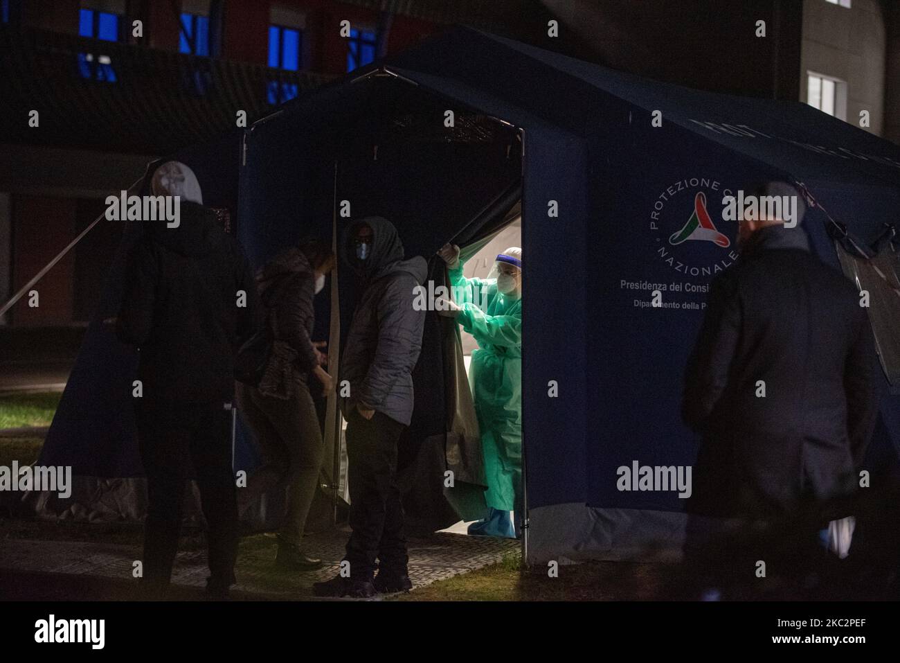 Un'infermiera invita il paziente successivo a sedersi nella tenda di protezione civile per prendere il tampone Schiavonia, 26 ottobre 2020, Italia. Dopo l'aumento della curva di contagio in tutta Italia, il Veneto si prepara anche a contenere l'arrivo di una seconda possibile ondata di Covid19. La città di Padova che ho stabilito in vari punti focali delle aree utilizzate come bastoncini per la cittadinanza. Purtroppo, dato l'elevato numero di richieste di tamponi, molti Padovani non sono stati costretti a trasferirsi all'Ospedale Schiavonia ''Ospedali riuniti Padova Sud Madre Teresa di Calcutta'', dove è stato nuovamente istituito, a partire Foto Stock