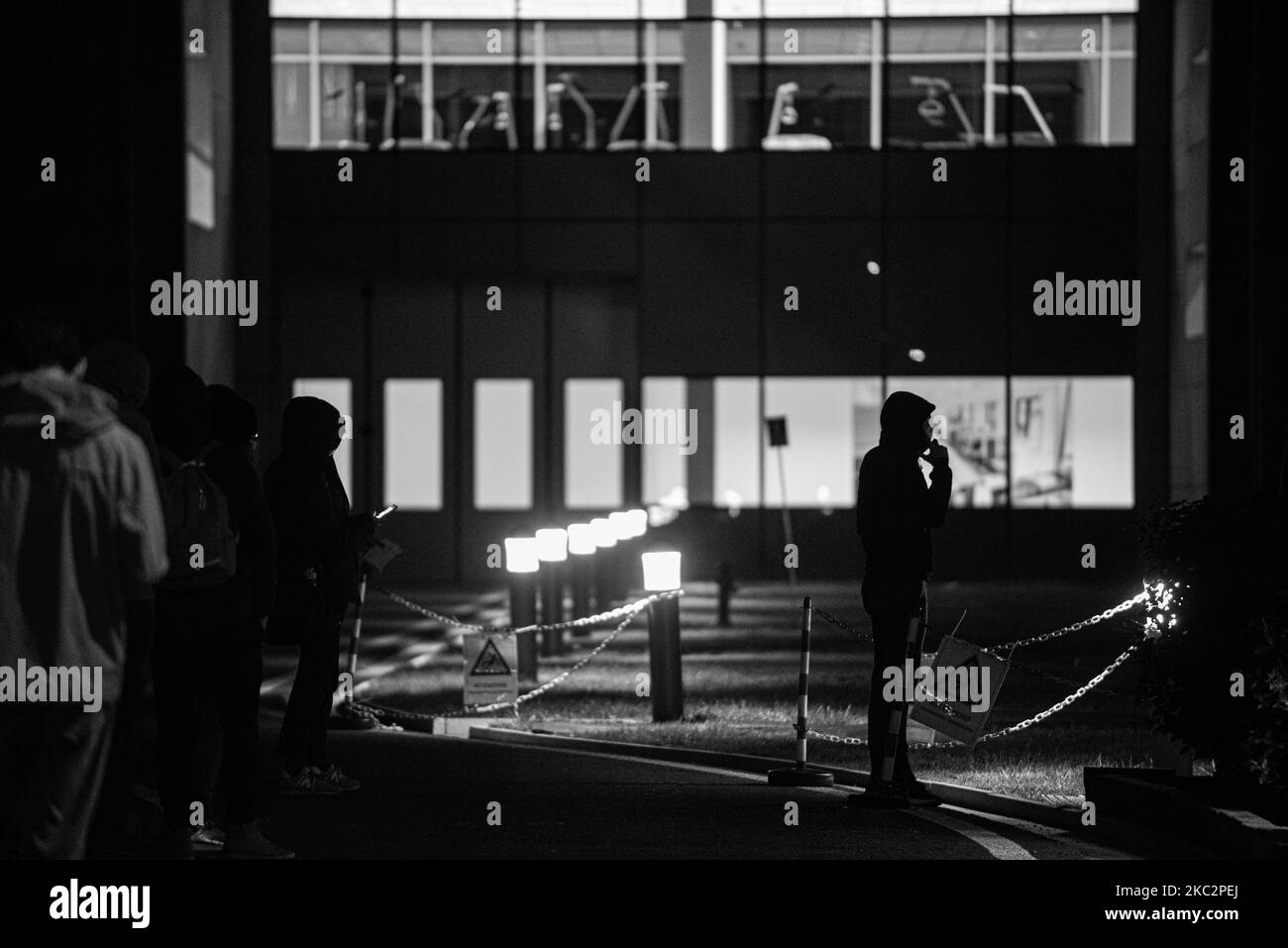 (NOTA DEL REDATTORE: L'immagine è stata convertita in bianco e nero) le persone che accodano il tampone indossano maschere protettive presso l'ospedale Schiavonia, Schiavonia, 26 ottobre 2020, Italia. Dopo l'aumento della curva di contagio in tutta Italia, il Veneto si prepara anche a contenere l'arrivo di una seconda possibile ondata di Covid19. La città di Padova che ho stabilito in vari punti focali delle aree utilizzate come bastoncini per la cittadinanza. Purtroppo, dato l'elevato numero di richieste di tamponi, molti Padovani non sono stati costretti a trasferirsi all'Ospedale Schiavonia ''Ospedali riuniti Padova Sud Madre Teresa Foto Stock