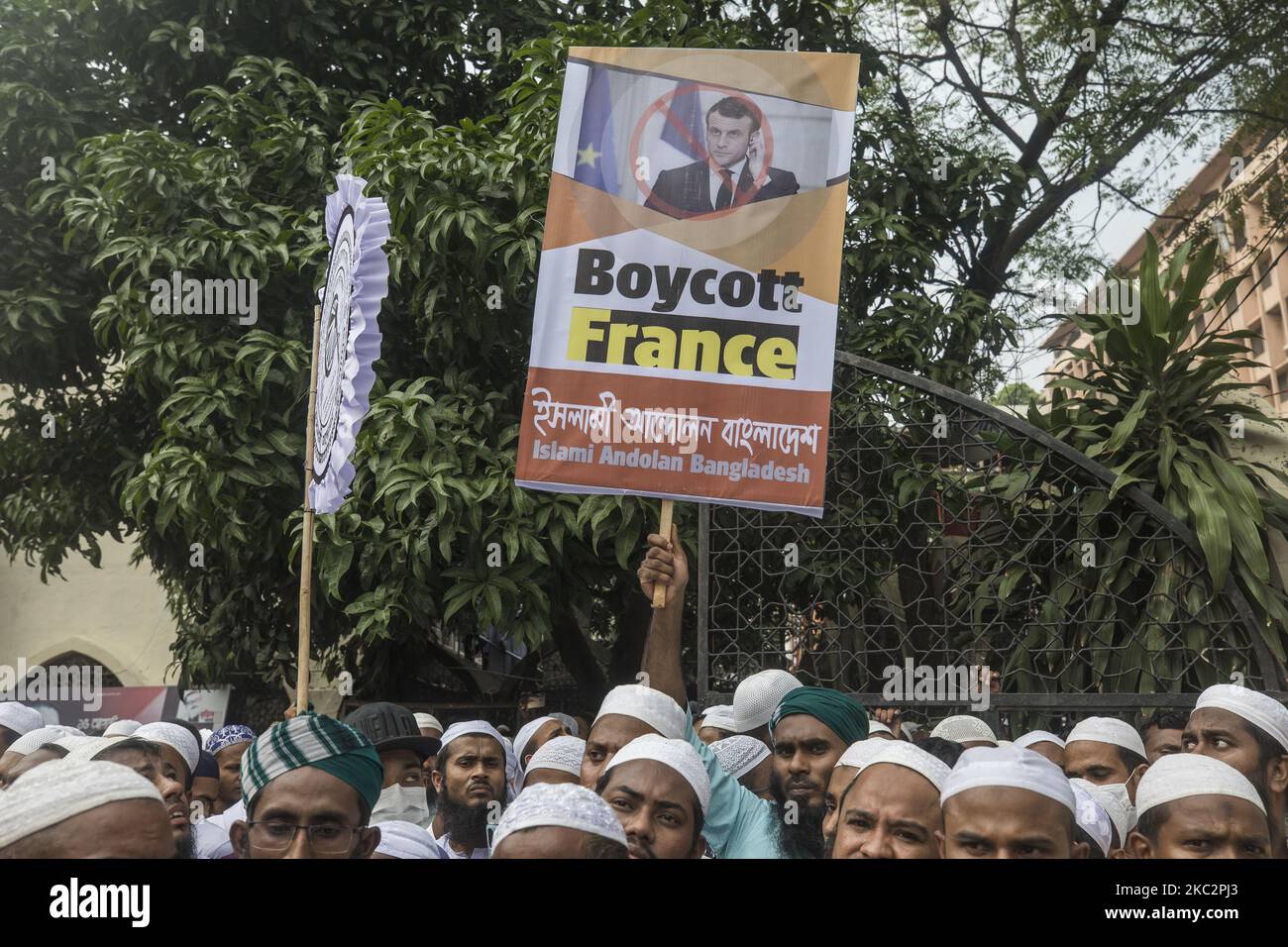 Attivisti e sostenitori dell'Islami Andolon Bangladesh, un partito politico islamista, organizzano una marcia di protesta chiedendo il boicottaggio dei prodotti francesi e denunciando il presidente francese Emmanuel Macron per i suoi commenti sulle caricature del profeta Maometto, a Dhaka il 27 ottobre 2020. (Foto di Ahmed Salahuddin/NurPhoto) Foto Stock