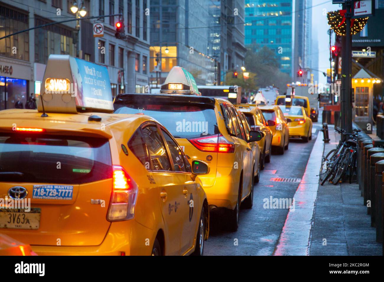 L'iconico taxi giallo fisso in linea accodato e in movimento per le strade di Midtown Manhattan, New York, di fronte all'entrata del Grand Central Terminal o Grand Central, un terminal ferroviario per pendolari situato in 42nd Street e Park Avenue, New York City il 13 febbraio 2020 a New York, Stati Uniti. (Foto di Nicolas Economou/NurPhoto) Foto Stock