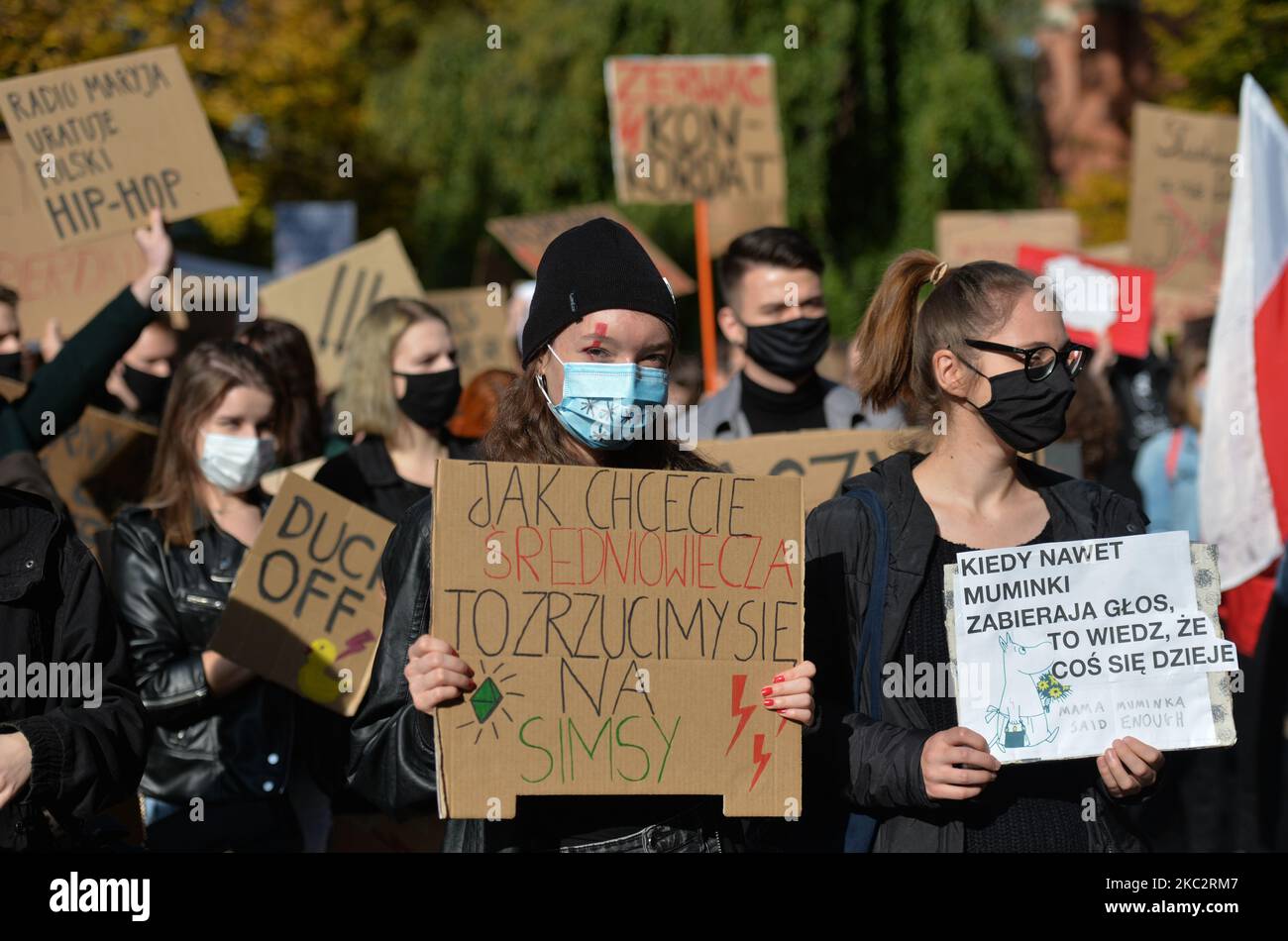 Studenti sostenitori Pro-Choice visto durante la loro protesta nel centro di Cracovia. Gli attivisti per i diritti delle donne e i loro sostenitori hanno organizzato il settimo giorno di proteste a Cracovia e in tutta la Polonia, opponendosi alla restrizione pandemica, per esprimere la loro rabbia per la sentenza della Corte Suprema polacca, che ha inasprito le già severe leggi sull'aborto. Il 28 ottobre 2020, a Cracovia, Polonia. (Foto di Artur Widak/NurPhoto) Foto Stock