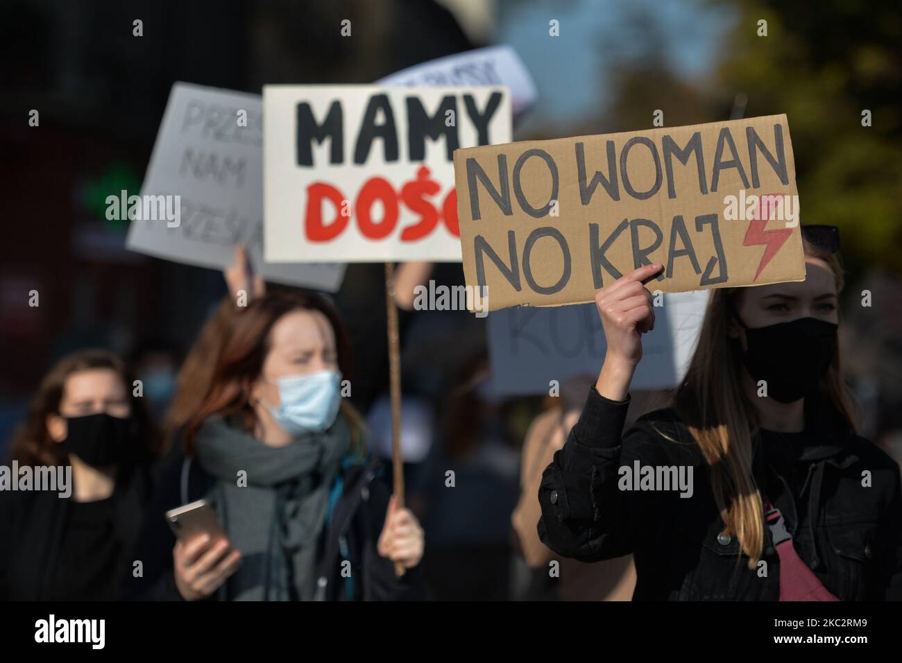 Studenti, sostenitori di Pro-Choice, visti durante la loro protesta nel centro di Cracovia. Gli attivisti per i diritti delle donne e i loro sostenitori hanno organizzato il settimo giorno di proteste a Cracovia e in tutta la Polonia, opponendosi alla restrizione pandemica, per esprimere la loro rabbia per la sentenza della Corte Suprema polacca, che ha inasprito le già severe leggi sull'aborto. Il 28 ottobre 2020, a Cracovia, Polonia. (Foto di Artur Widak/NurPhoto) Foto Stock