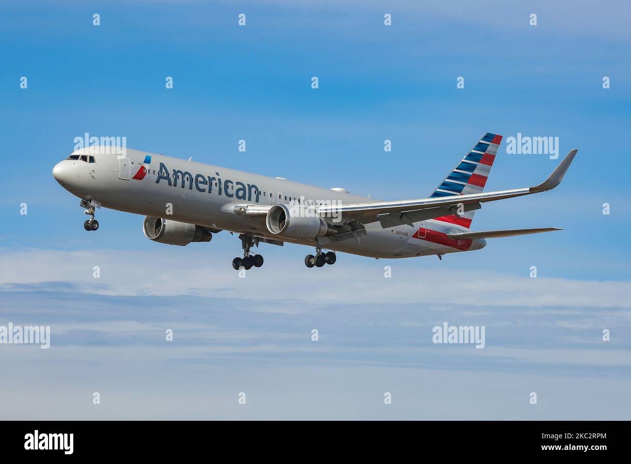 American Airlines Boeing 767 come visto volare in avvicinamento finale per l'atterraggio a New York John F. Kennedy International Airport JFK a New York, USA. L'aereo Boeing 767-300ER a lunga percorrenza con cassone largo aveva la registrazione N350AN ed era alimentato da 2x motori a reazione GE. La compagnia aerea ha immagazzinato l'aereo nella FILA di Roswell Industrial Air Center a causa della pandemia di Coronavirus Covid-19 che ha colpito duramente l'industria aeronautica. American Airlines AA AAL è la più grande compagnia aerea al mondo per flotta con sede a ort Worth Texas ed è membro dell'alleanza oneworld nel settore dell'aviazione. New York, Stati Uniti d'America Foto Stock