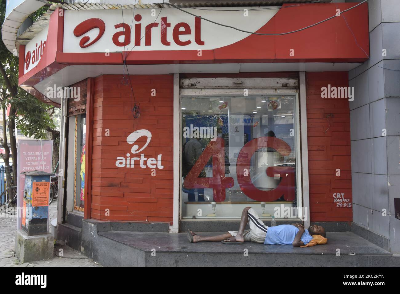 Un uomo dorme fuori da un negozio Airtel a Kolkata, India, 28 ottobre 2020. L'operatore indiano di telecomunicazioni Bharti Airtel Ltd ha riferito il suo più alto fatturato consolidato trimestrale mai su Martedì con l'aiuto di tariffe più alte e le aggiunte di 4G abbonati secondo un rapporto indiano di media. (Foto di Indranil Aditya/NurPhoto) Foto Stock