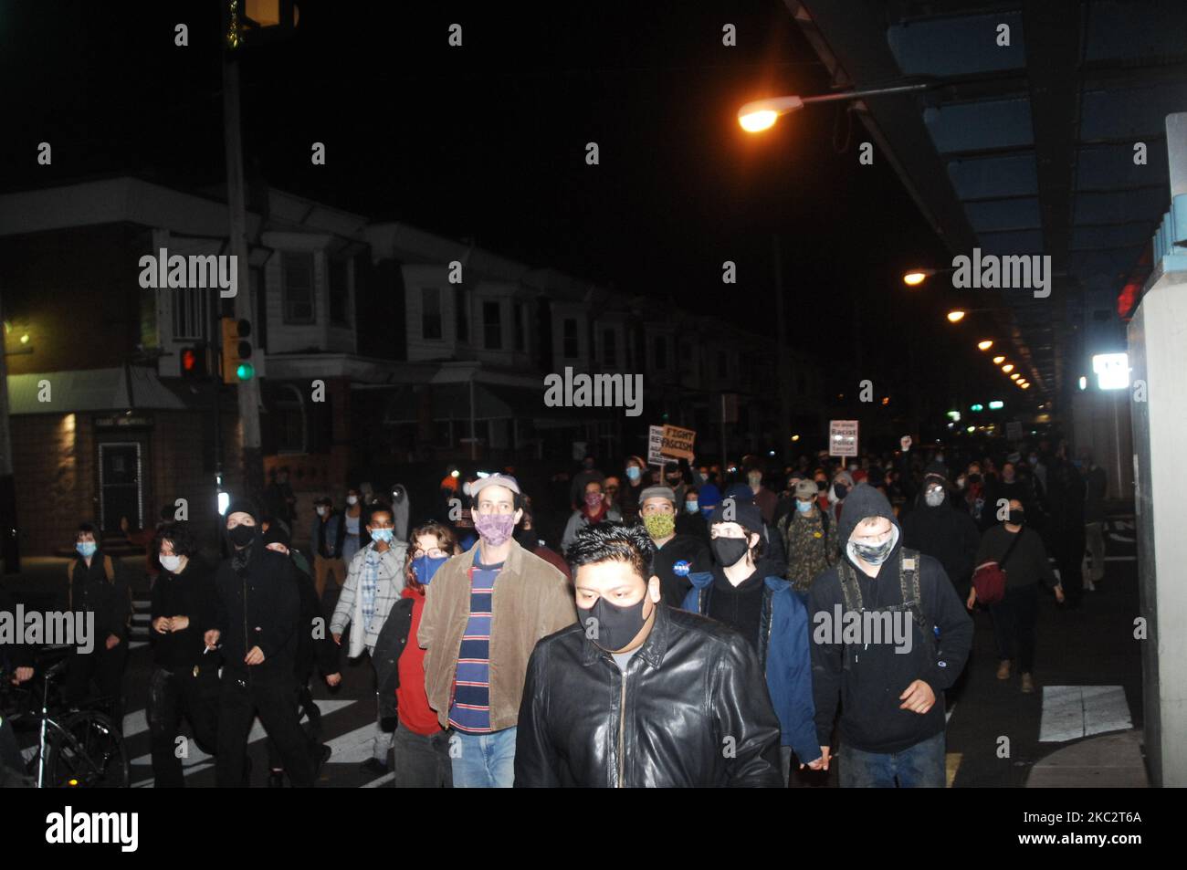 I manifestanti marciano da Malcolm X Park a Clark Park con qualche scissione a marzo in altre parti di Philadelphia, PA, il 27 ottobre 2020. Le proteste continuano a Filadelfia occidentale mentre i residenti e i membri della famiglia piangono l'uccisione di Walter Wallace Jr. Un padre di 27 anni recentemente sposato di sette figli, Nelle mani della polizia, quando scelsero di usare la forza mortale su opzioni meno letali a loro disposizione, Wallace stava avendo una crisi di salute mentale al momento della sua morte a Philadelphia. (Foto di Cory Clark/NurPhoto) Foto Stock