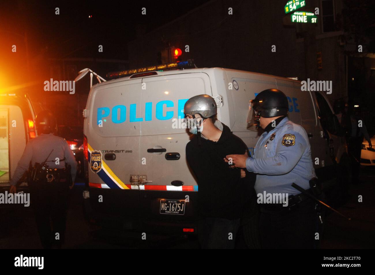 La polizia arresta diversi manifestanti all'angolo di 54th Street e Pine Street a un isolato da uno standoff al di fuori del 18th Police Precinct tra i manifestanti e la polizia a Filadelfia, PA, il 27 ottobre 2020. Le proteste continuano a Filadelfia occidentale, mentre i residenti e i familiari piangono l'uccisione di Walter Wallace Jr., un padre di 27 anni di recente sposato, di sette figli, per mano della polizia, quando hanno scelto di usare la forza mortale per le opzioni meno letali a loro disposizione, Wallace stava avendo una crisi di salute mentale al momento della sua morte a Philadelphia. (Foto di Cory Clark/NurPhoto) Foto Stock