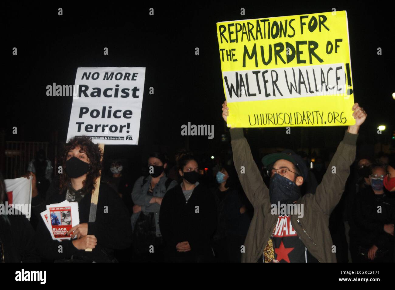 I manifestanti si radunano a Malcolm X Park prima di scendere in strada per chiedere giustizia nell'uccisione di Walter Wallace Jr. A mano della polizia di Filadelfia, mentre i residenti continuano a piangere la perdita di un altro marito, padre e figlio a Filadelfia, PA, il 27 ottobre 2020. (Foto di Cory Clark/NurPhoto) Foto Stock