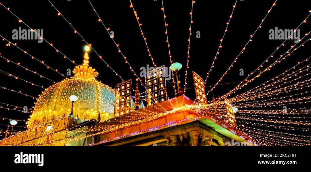 Una vista del santuario illuminato di Khwaja Moinuddin Chishti davanti al Eid-e-Milad-un-Nabi, in Ajmer, Rajasthan, India il 28 ottobre 2020. (Foto di Himanshu Sharma/NurPhoto) Foto Stock