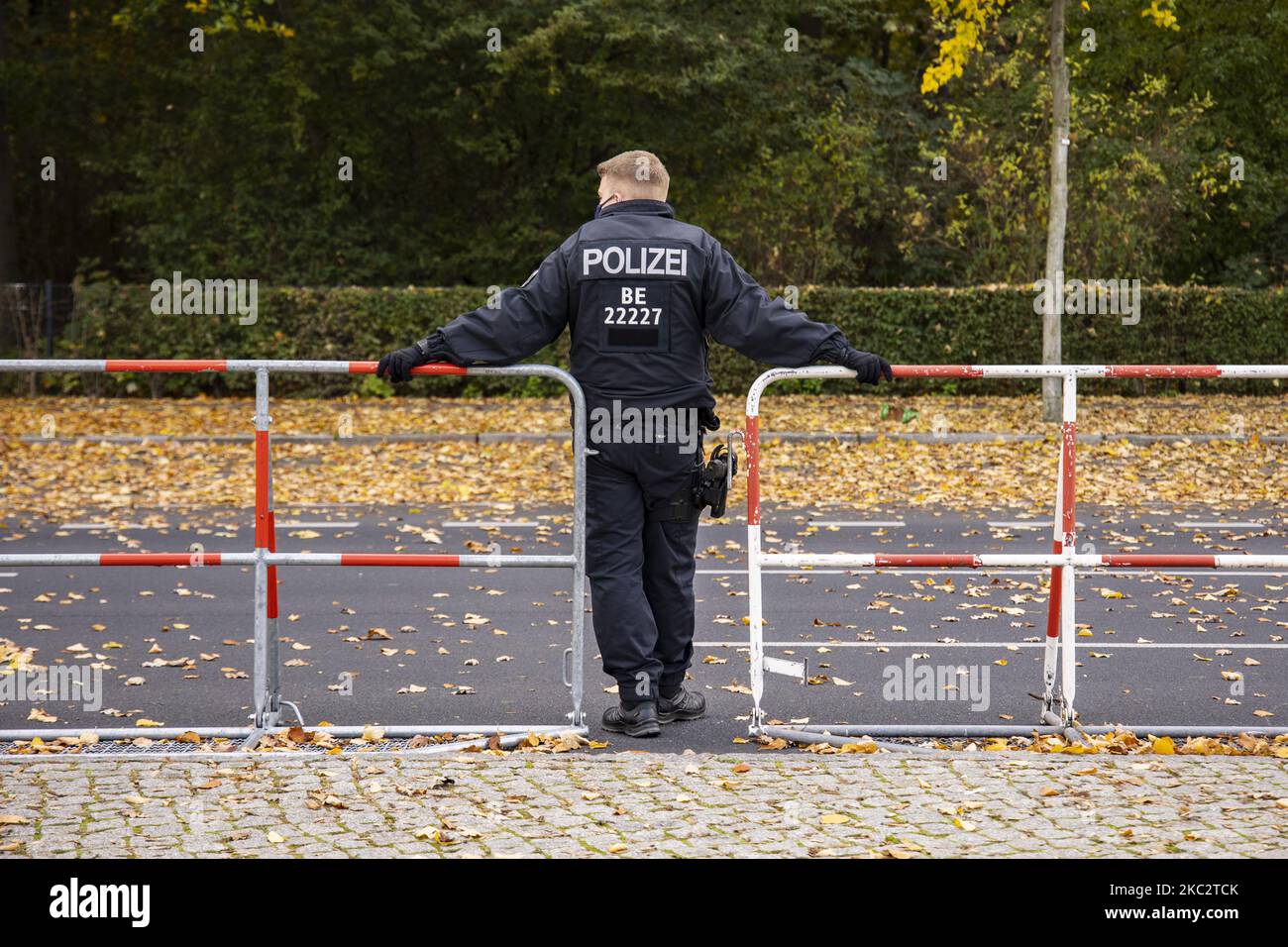 Un poliziotto si appoggia sulle recinzioni durante una dimostrazione sotto il motto Alarmstufe Rot (livello di allarme rosso) durante la seconda ondata della pandemia di coronavirus il 28 ottobre 2020 a Berlino, Germania. (Foto di Emmanuele Contini/NurPhoto) Foto Stock