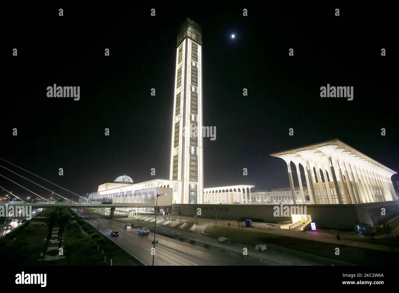 28 ottobre 2020, Algeria, Algeri: Una vista esterna della Grande Moschea di Algeri, conosciuta anche come Djamaa el Djazair. La Grande Moschea di Algeri è stata progettata dallo studio architettonico tedesco KSP Juergen Engel Architekten e dagli ingegneri di Krebs und Kiefer International e costruita dalla China state Construction Engineering Corporation (CSCEC). La moschea, considerata una delle più grandi del mondo e sede del minareto più alto del mondo, si aprirà giovedì in occasione di al-Mouled al-Nabawy e sarà inaugurata ufficialmente il 1 novembre, il 66th° anniversario Foto Stock