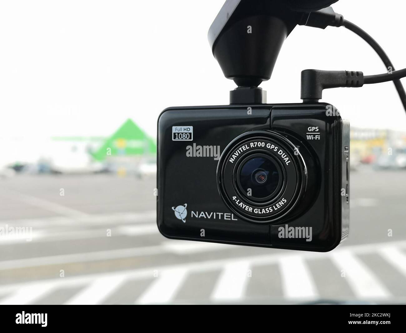 Navitel dash cam montato sul parabrezza dell'auto è visto a Danzica, Polonia il 28 ottobre 2020 (Foto di Michal Fludra/NurPhoto) Foto Stock