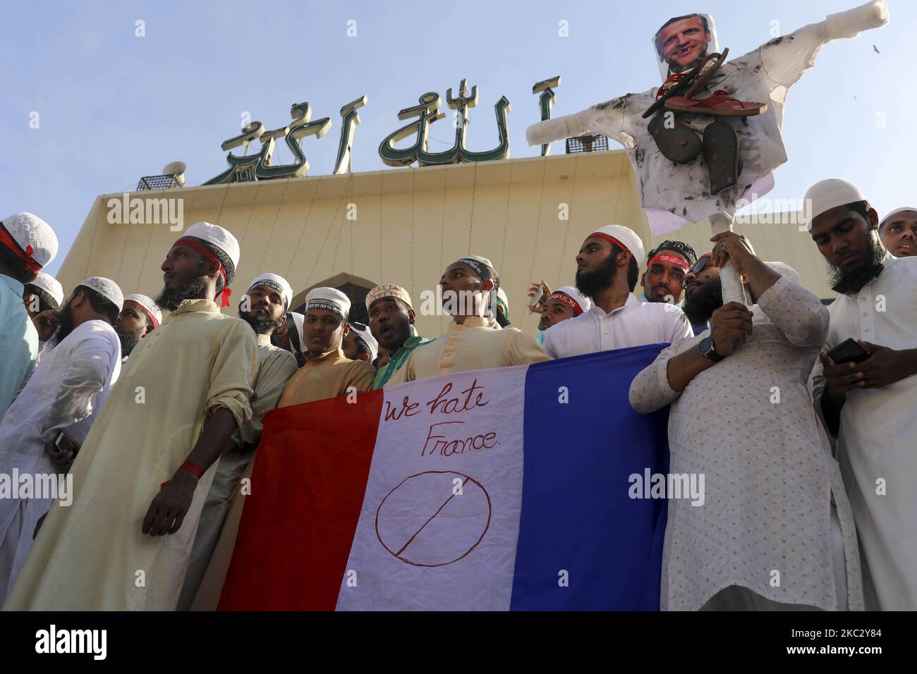 Sostenitori e attivisti dell'Islami Oikya Jote, un partito politico islamista, prendono parte a una protesta che chiede il boicottaggio dei prodotti francesi e denuncia il presidente francese Emmanuel Macron per i suoi commenti sulle caricature del profeta Maometto, a Dhaka, Bangladesh, il 30 ottobre 2020. (Foto di Kazi Salahuddin Razu/NurPhoto) Foto Stock