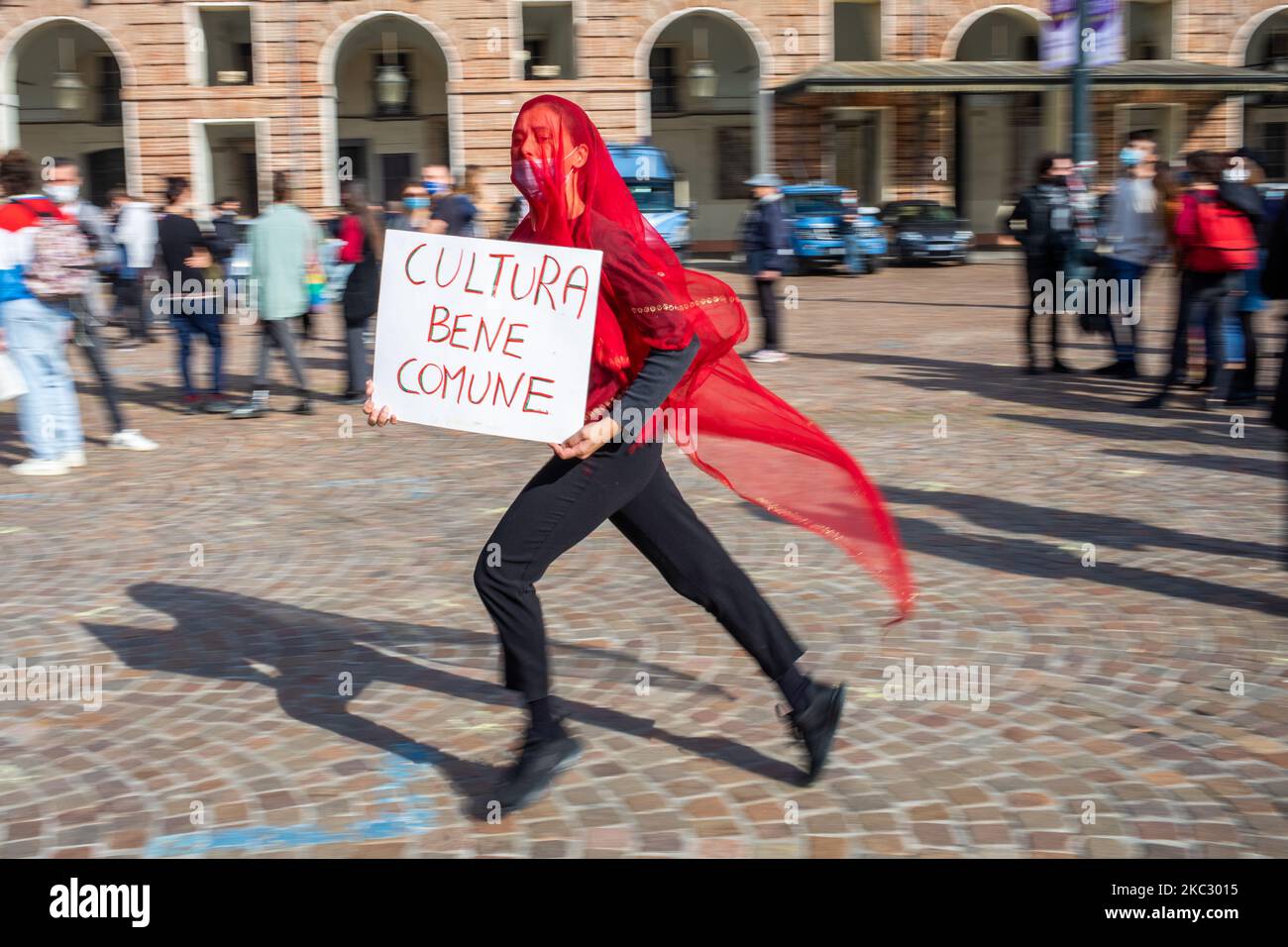 Centinaia di lavoratori del settore dell'intrattenimento, lavoratori di teatri, musicisti, circhi, attori, I giocolieri, i caroselli partecipano a una protesta di flashmob per il settore dell'intrattenimento, nel centro di Torino, in Italia, il 30 ottobre 2020. Il flashmob si è tenuto in Piazza Castello per mostrare il disagio vissuto dalle ultime decisioni politiche che hanno dato origine ad un decreto del governo italiano che le ha costrette a fermarsi per motivi di sicurezza. (Foto di Mauro Ujetto/NurPhoto) Foto Stock