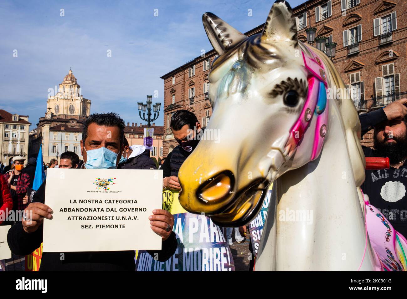 Centinaia di lavoratori del settore dell'intrattenimento, lavoratori di teatri, musicisti, circhi, attori, I giocolieri, i caroselli partecipano a una protesta di flashmob per il settore dell'intrattenimento, nel centro di Torino, in Italia, il 30 ottobre 2020. Il flashmob si è tenuto in Piazza Castello per mostrare il disagio vissuto dalle ultime decisioni politiche che hanno dato origine ad un decreto del governo italiano che le ha costrette a fermarsi per motivi di sicurezza. (Foto di Mauro Ujetto/NurPhoto) Foto Stock