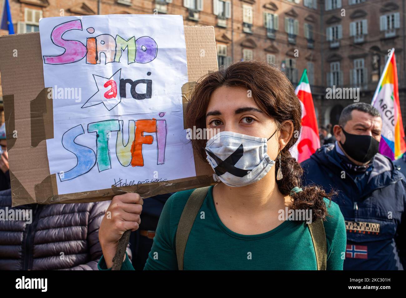 Centinaia di lavoratori del settore dell'intrattenimento, lavoratori di teatri, musicisti, circhi, attori, I giocolieri, i caroselli partecipano a una protesta di flashmob per il settore dell'intrattenimento, nel centro di Torino, in Italia, il 30 ottobre 2020. Il flashmob si è tenuto in Piazza Castello per mostrare il disagio vissuto dalle ultime decisioni politiche che hanno dato origine ad un decreto del governo italiano che le ha costrette a fermarsi per motivi di sicurezza. (Foto di Mauro Ujetto/NurPhoto) Foto Stock