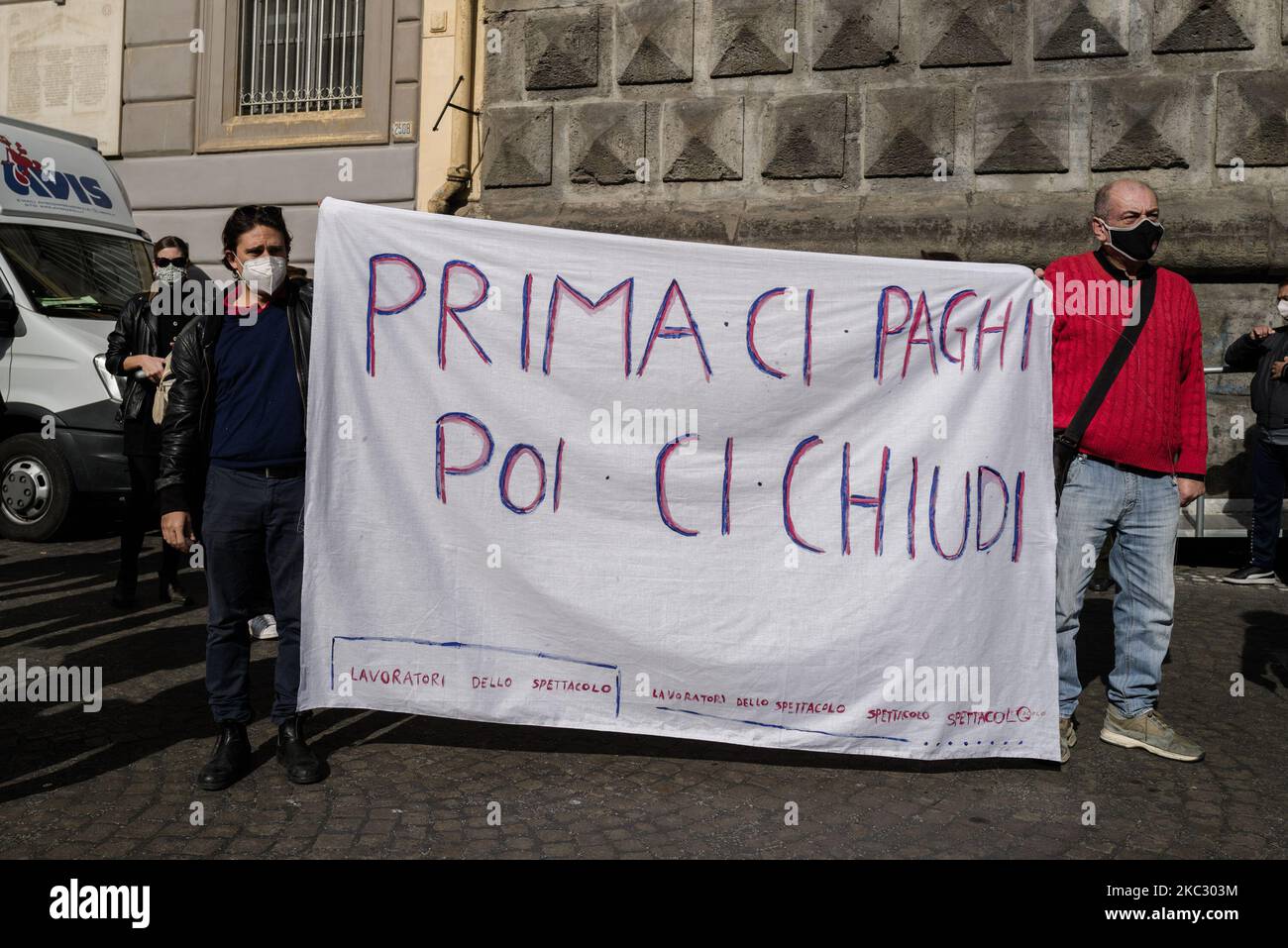 Gli operai teatrali, i ballerini e le persone che lavorano nel settore della cultura e dello spettacolo partecipano a una protesta contro le nuove misure di blocco per la pandemia del Covid-19, il 30 ottobre 2020 a Napoli. (Foto di Paolo Manzo/NurPhoto) Foto Stock