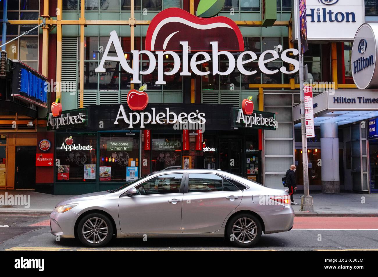 Vista generale delle persone che indossano la maschera che passano davanti al ramo di Applebee Times Square a New York City il 30 ottobre 2020. Applebee’s Neighborhood Grill dovrebbe chiudere definitivamente 15 filiali nel corso del quarto trimestre, il franchisor Dine Brands Global ha avvisato gli investitori mercoledì. (Foto di John Nacion/NurPhoto) Foto Stock