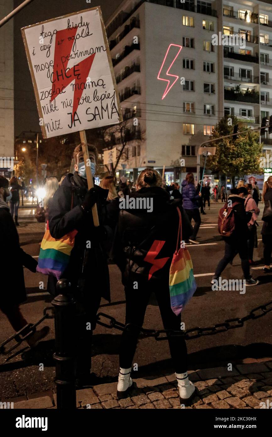 Gli attivisti per i diritti delle donne e i loro sostenitori sono visti durante l'ottavo giorno di proteste a favore della scelta a Varsavia, capitale della Polonia, il 30,2020 ottobre. Centinaia di migliaia di attivisti sono scesi in piazza a Varsavia e in tutta la Polonia per esprimere la loro rabbia per la sentenza del Tribunale costituzionale polacco, che ha inasprito le già severe leggi sull'aborto. La questione si è estesa a manifestazioni più generali anti-governative e società polacca fortemente divisa. I manifestanti sono visti in maschere protettive del viso a causa della pandemia di Coronavirus. (Foto di Dominika Zarzycka/NurPhoto) Foto Stock