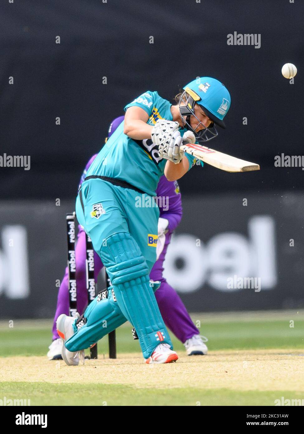 Jess Jonassen dei pipistrelli caldi durante la partita WBBL della Women's Big Bash League tra il Brisbane Heat e gli uragani Hobart al GIANTS Stadium, il 31 ottobre 2020, a Sydney, Australia. (Foto di Izhar Khan/NurPhoto) Foto Stock