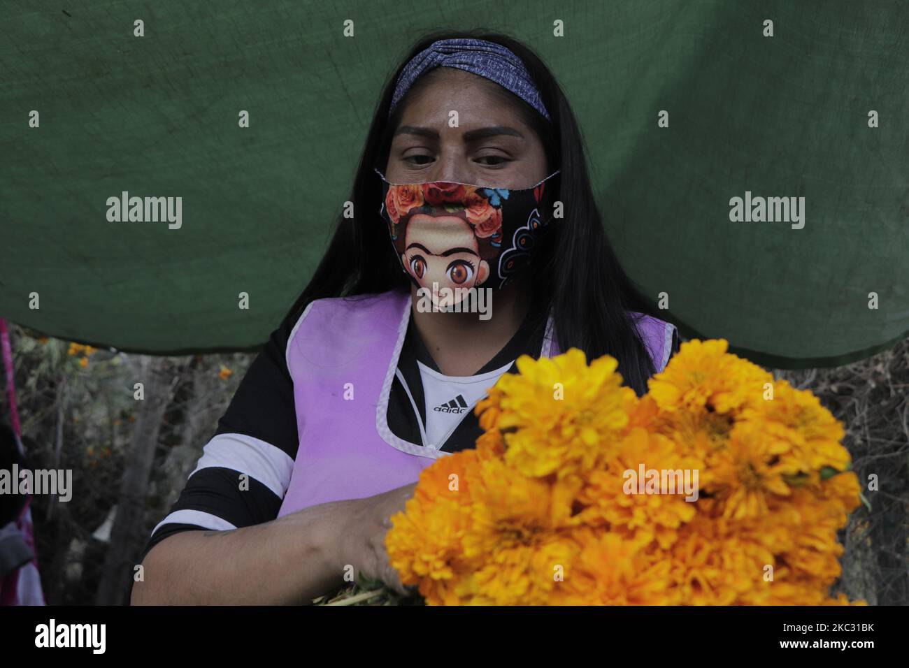 Cempasuchil fiore mercante nella zona di Tlahuac, Città del Messico, Messico, il 30 ottobre 2020 organizzare la merce in vendita. Dato l'aumento dei casi di COVID-19 in Messico, la chiusura dei panteoni è stata annunciata fino al novembre 2, i panteoni chiuderanno le loro porte al pubblico per evitare folle e possibili infezioni. (Foto di Gerardo Vieyra/NurPhoto) Foto Stock