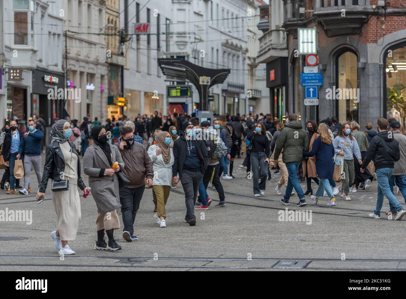 La gente è vista in una corsa alla via dello shopping prima del blocco parziale a Gand, Belgio, il 31 ottobre 2020. Il governo belga ha annunciato un blocco parziale di 6 settimane a partire da lunedì 1 novembre, nel tentativo di ottenere il controllo della diffusione del virus, la chiusura di imprese non essenziali e stretti limiti ai contatti sociali. (Foto di Jonathan Raa/NurPhoto) Foto Stock