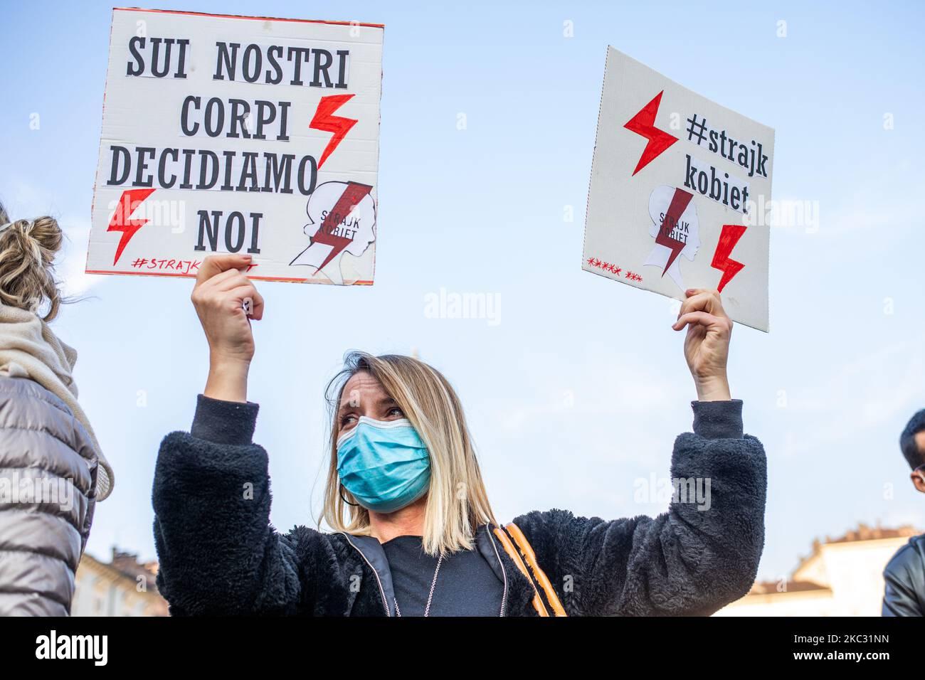 Donne polacche presenti alla manifestazione di protesta contro il governo polacco che ha bandito l'aborto. Protesta degli attivisti femministi 'non-una di meno' contro la legislazione della Regione Piemonte che tende, a differenza delle politiche nazionali, a limitare sempre più la libertà di scelta sull'aborto rendendo più difficile l'accesso alle pillole abortive e facilitando gli obiettori ginecologi nel settore pubblico. Il 31 ottobre 2020 a Torino. (Foto di Mauro Ujetto/NurPhoto) Foto Stock