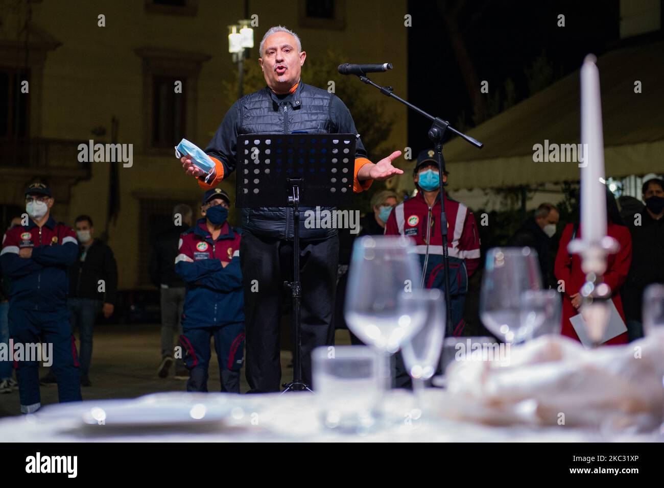 Carlo Stocco, capo della protesta e proprietario di una protesta di ristorante a Rieti, Italia, il 31 ottobre 2020. La protesta pacifica del settore della ristorazione si è svolta in Piazza Vittorio Emanuele II contro l'ultimo DPCM Conte, contro la chiusura dei locali al 18,00. Interventi da parte delle associazioni di categoria e infine, per protesta, è stato suonato lutto e un tavolo stabilito è stato messo in fiamme. (Foto di Riccardo Fabi/NurPhoto) Foto Stock