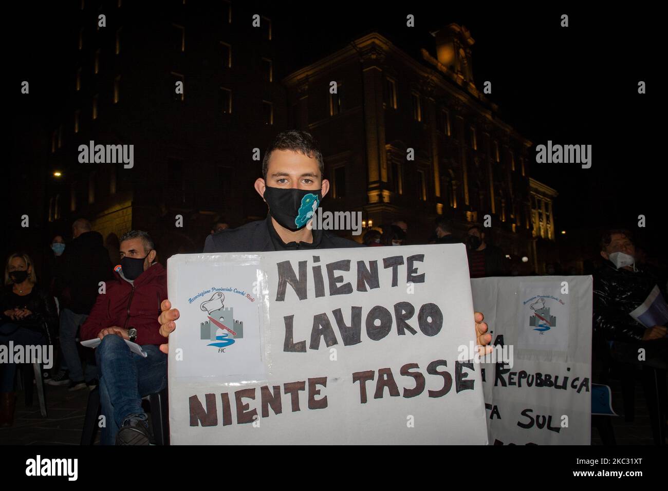La protesta pacifica del settore della ristorazione si è svolta in Piazza Vittorio Emanuele II contro l'ultimo DPCM Conte, contro la chiusura dei locali al 18,00. Interventi da parte delle associazioni di categoria e infine, per protesta, è stato suonato lutto e un tavolo stabilito è stato messo in fiamme. Il 31 ottobre 2020 a Rieti. (Foto di Riccardo Fabi/NurPhoto) Foto Stock