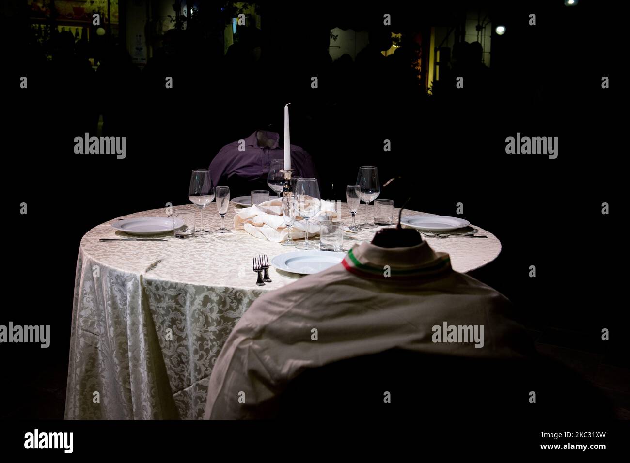 La protesta pacifica del settore della ristorazione si è svolta in Piazza Vittorio Emanuele II contro l'ultimo DPCM Conte, contro la chiusura dei locali al 18,00. Interventi da parte delle associazioni di categoria e infine, per protesta, è stato suonato lutto e un tavolo stabilito è stato messo in fiamme. Il 31 ottobre 2020 a Rieti. (Foto di Riccardo Fabi/NurPhoto) Foto Stock