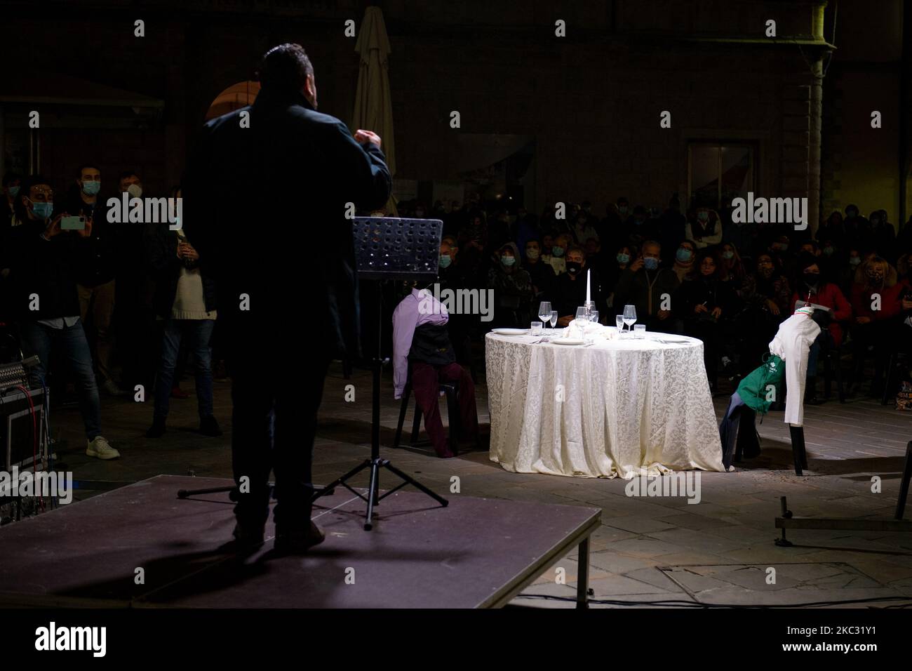 La protesta pacifica del settore della ristorazione si è svolta in Piazza Vittorio Emanuele II contro l'ultimo DPCM Conte, contro la chiusura dei locali al 18,00. Interventi da parte delle associazioni di categoria e infine, per protesta, è stato suonato lutto e un tavolo stabilito è stato messo in fiamme. Il 31 ottobre 2020 a Rieti. (Foto di Riccardo Fabi/NurPhoto) Foto Stock