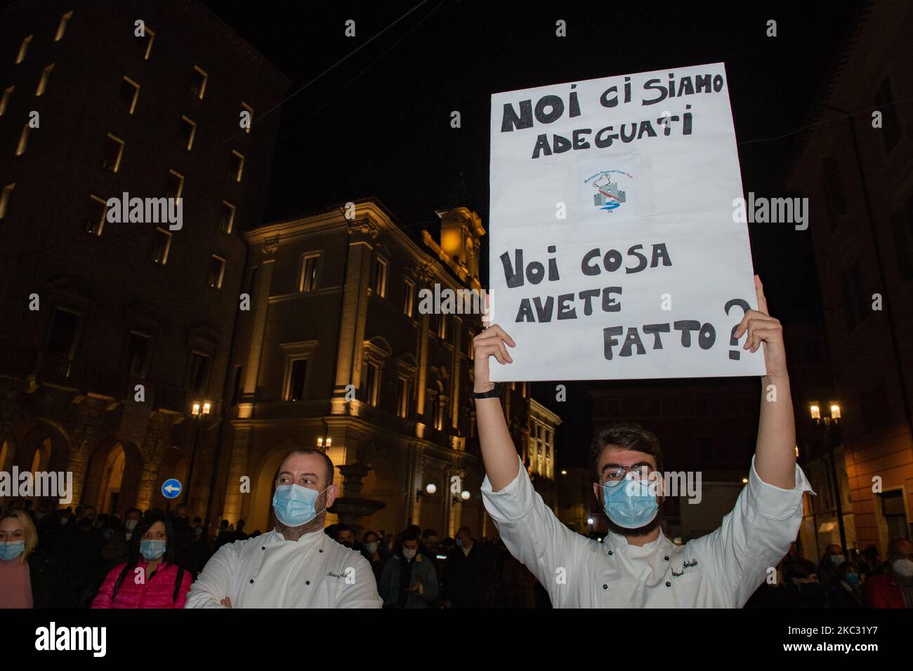 La protesta pacifica del settore della ristorazione si è svolta in Piazza Vittorio Emanuele II contro l'ultimo DPCM Conte, contro la chiusura dei locali al 18,00. Interventi da parte delle associazioni di categoria e infine, per protesta, è stato suonato lutto e un tavolo stabilito è stato messo in fiamme. Il 31 ottobre 2020 a Rieti. (Foto di Riccardo Fabi/NurPhoto) Foto Stock