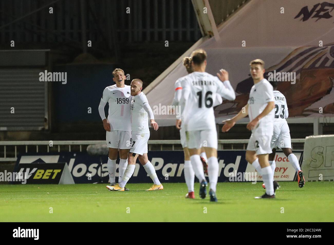 Danny Wright di Torquay United festeggia dopo aver segnato il primo gol durante la partita della Vanarama National League tra Hartlepool United e Torquay United a Victoria Park, Hartlepool, sabato 31st ottobre 2020. (Foto di Mark Fletcher/MI News/NurPhoto) Foto Stock