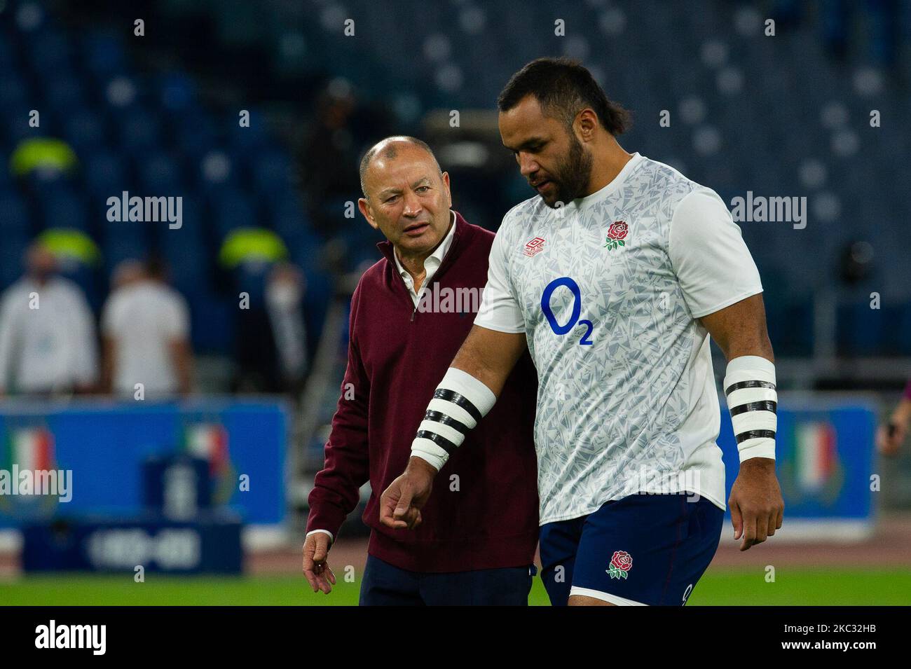 Inglese Capo allenatore Eddie Jones parlando con Billy Vunipola durante il warm up prima della partita del Guinness Six Nations Rugby Championship tra Italia e Inghilterra allo Stadio Olimpico (Stadio Olimpico) di Roma, il 31 ottobre 2020. La partita si gioca a porte chiuse a causa di Covid19 pandemie. (Foto di Lorenzo di Cola/NurPhoto) Foto Stock