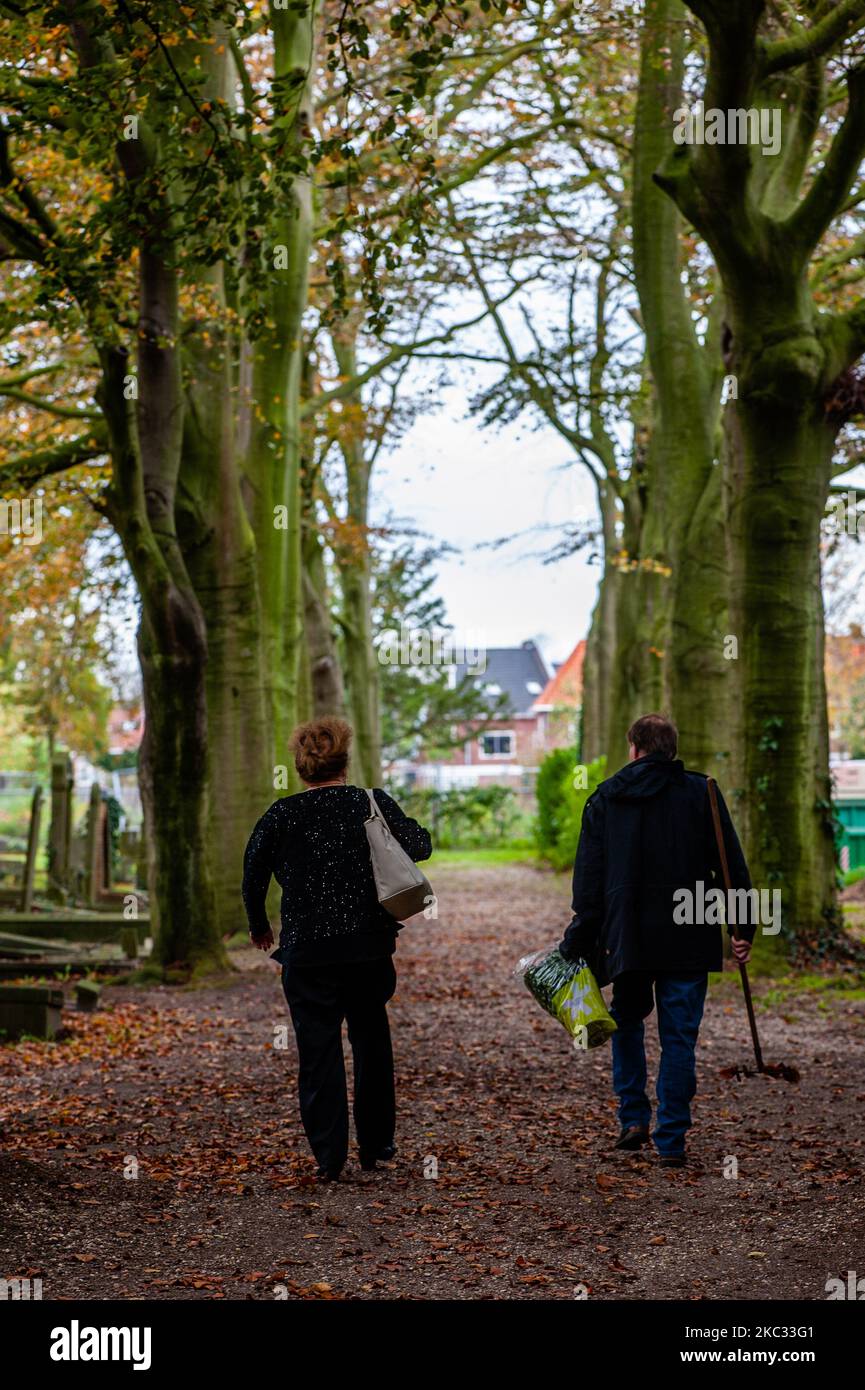 Una coppia sta per pulire una tomba di famiglia durante la celebrazione della Giornata dei Santi in un cimitero a Nijmegen, nei Paesi Bassi, il 1st novembre 2020. (Foto di Romy Arroyo Fernandez/NurPhoto) Foto Stock