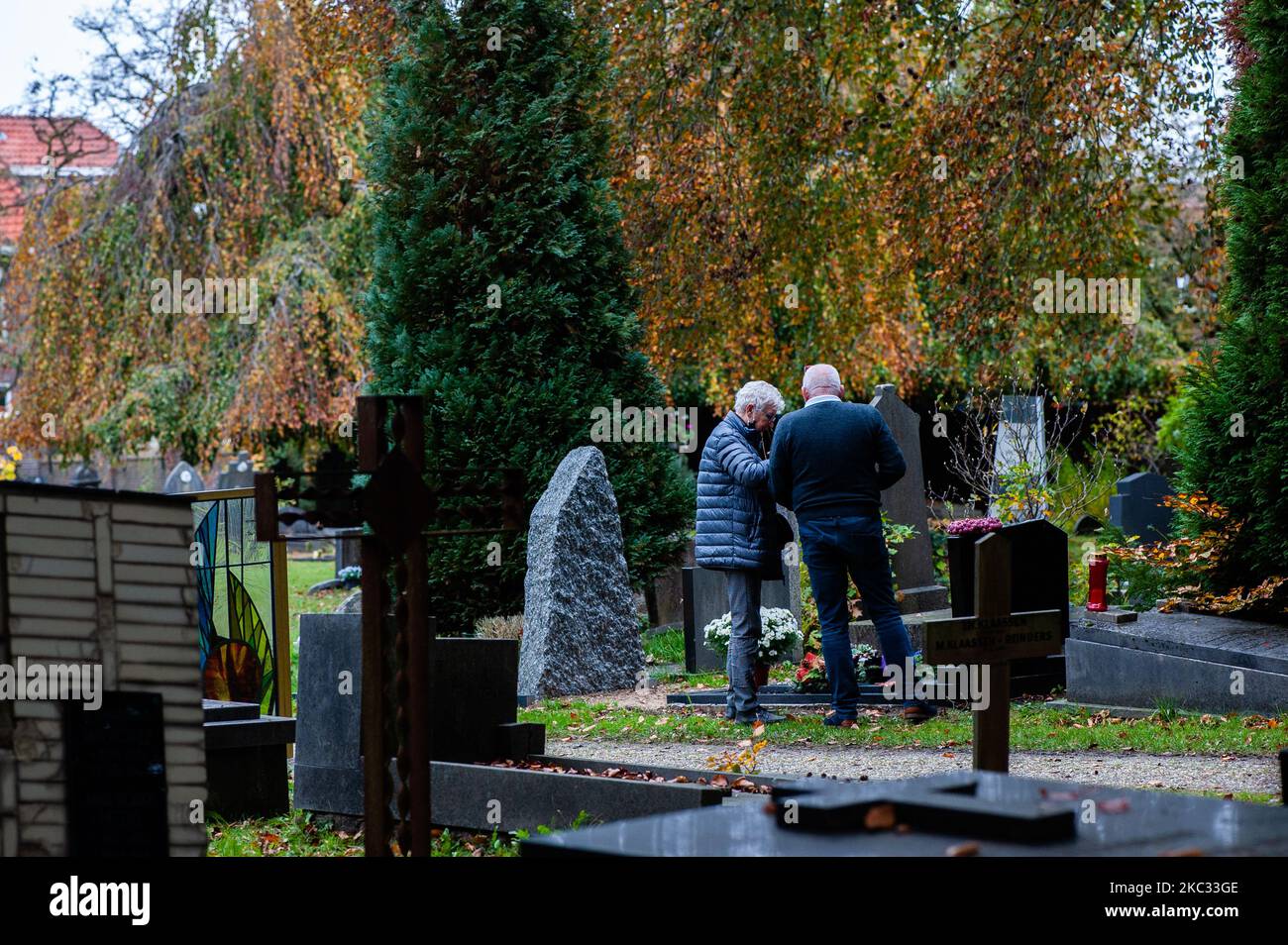 Una coppia sta pulendo una tomba di famiglia durante la celebrazione della Giornata dei Santi in un cimitero a Nijmegen, nei Paesi Bassi, il 1st novembre 2020. (Foto di Romy Arroyo Fernandez/NurPhoto) Foto Stock