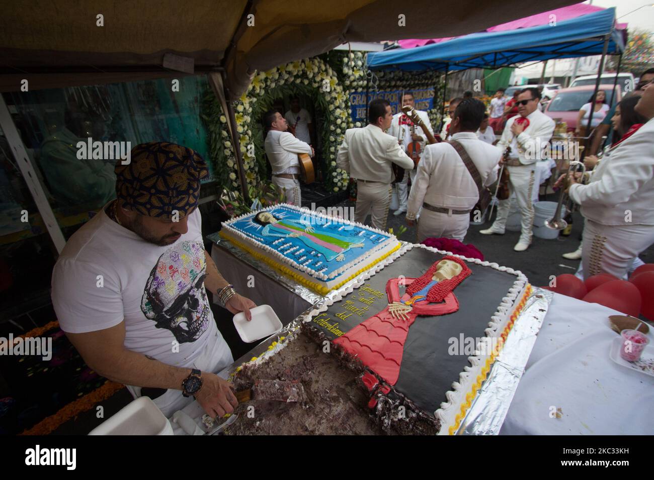 I devoti di Santa Muerte vengono a visitarla prima della serata nel quartiere ruvido di Tepito a Città del Messico, Messico, il 31 ottobre 2020. Questo consiste in una preghiera e gratitudine prima della più grande festa di questa immagine che si celebra il 1 novembre. Ed è che, questo altare è stato posto 19 anni fa, che è il più visitato nel centro di Città del Messico. (Foto di Martin Gorostiola/NurPhoto) Foto Stock