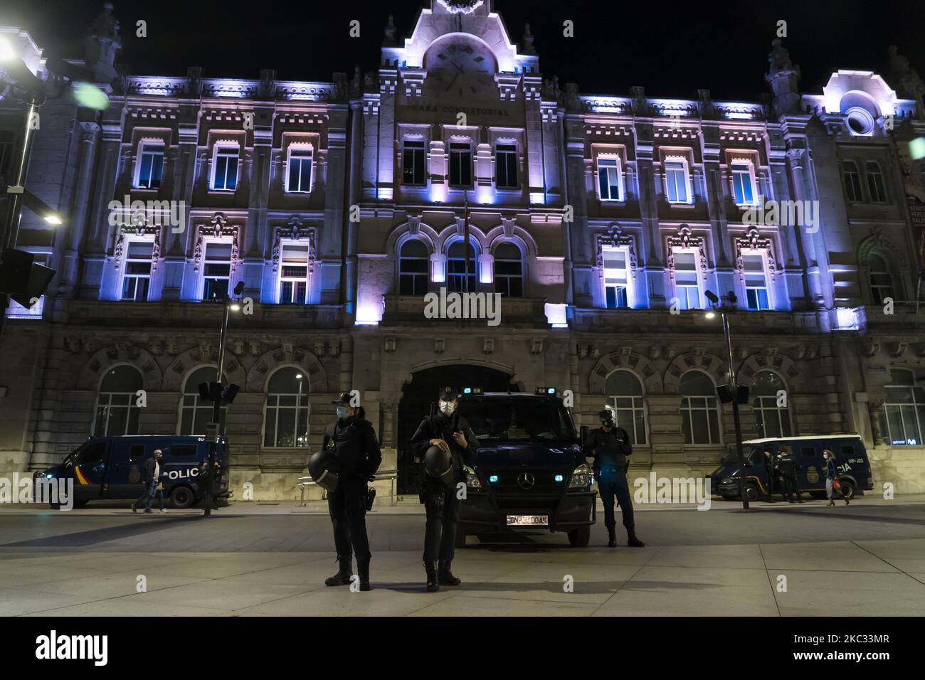 Dispiegamento della polizia nella città di Santander, Spagna, il 31 ottobre 2020 di fronte a possibili rivolte da parte di radicali contro ''il coprifuoco'' istituito dal governo a causa della crisi sanitaria del covid-19 (Foto di Joaquin Gomez Sastre/NurPhoto) Foto Stock