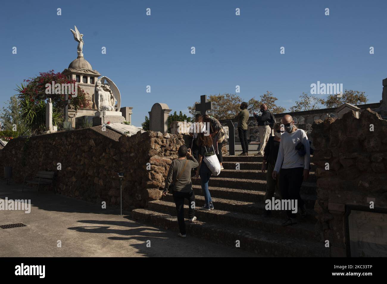 Le famiglie visitano il cimitero di Poblenou a Barcellona, 1 novembre 2020 indossando una maschera protettiva contro COVID-19. All Saints' Day, una festa cattolica per riflettere su santi e parenti defunti. (Foto di Charlie Perez/NurPhoto) Foto Stock