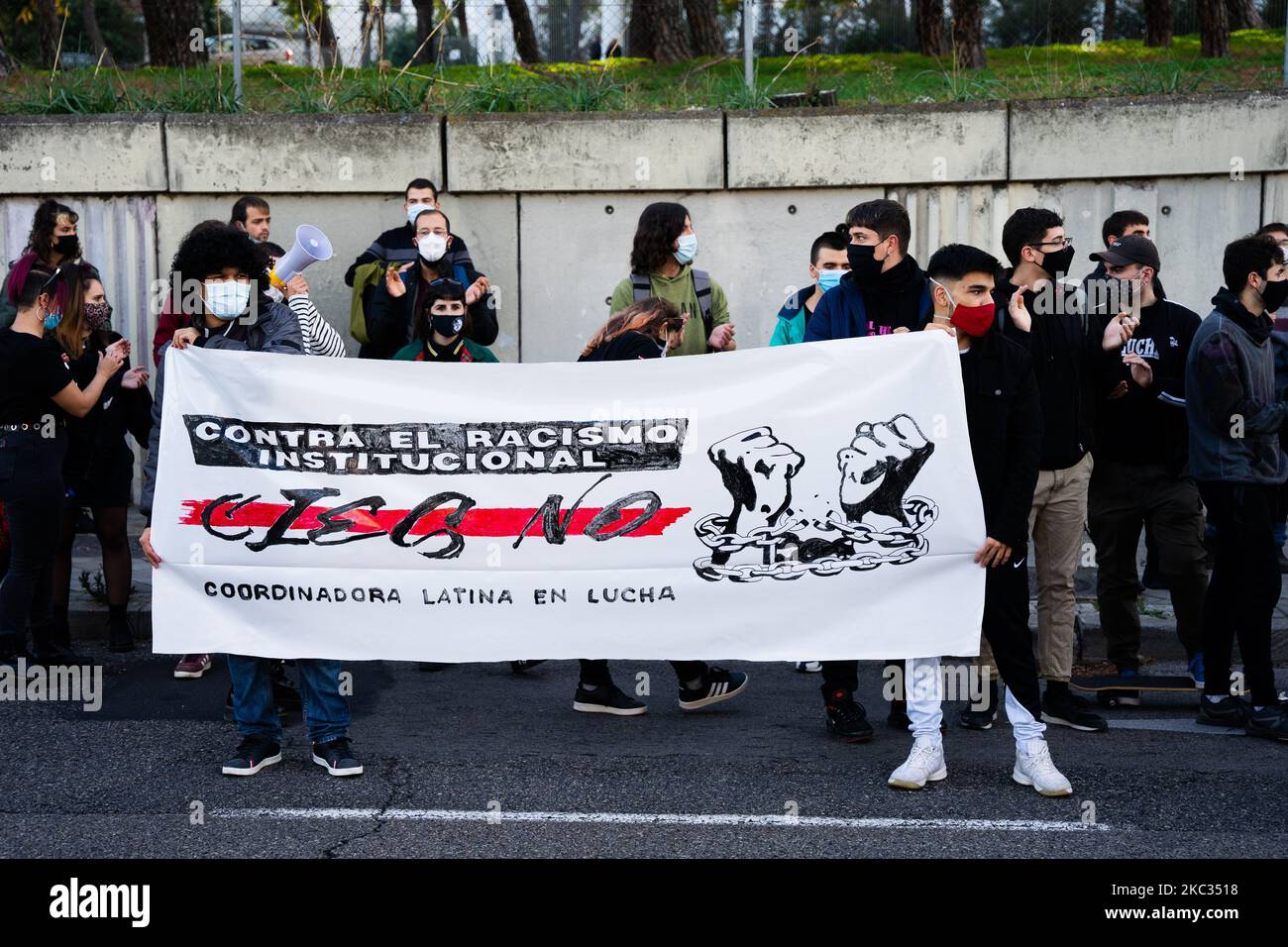 Protesta al di fuori del CIE ad Aluche, Madrid, Spagna, 1 novembre 2020, a sostegno degli immigrati in sciopero della fame. I manifestanti hanno una bandiera che recita: "Contro il razzismo istituzionale CIES no, coordinatore latino in lotta”. (Foto di Jon Imanol Reino/NurPhoto) Foto Stock