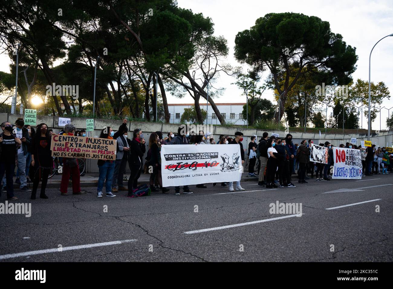 Protesta al di fuori del CIE ad Aluche, Madrid, Spagna, 1 novembre 2020, a sostegno degli immigrati in sciopero della fame. I manifestanti hanno un vessillo che recita: "Centro di ingiustizia per gli stranieri, libertà per i prigionieri non è carità, è giustizia” e "contro il razzismo istituzionale CIES no, coordinatore latino in lotta”. (Foto di Jon Imanol Reino/NurPhoto) Foto Stock
