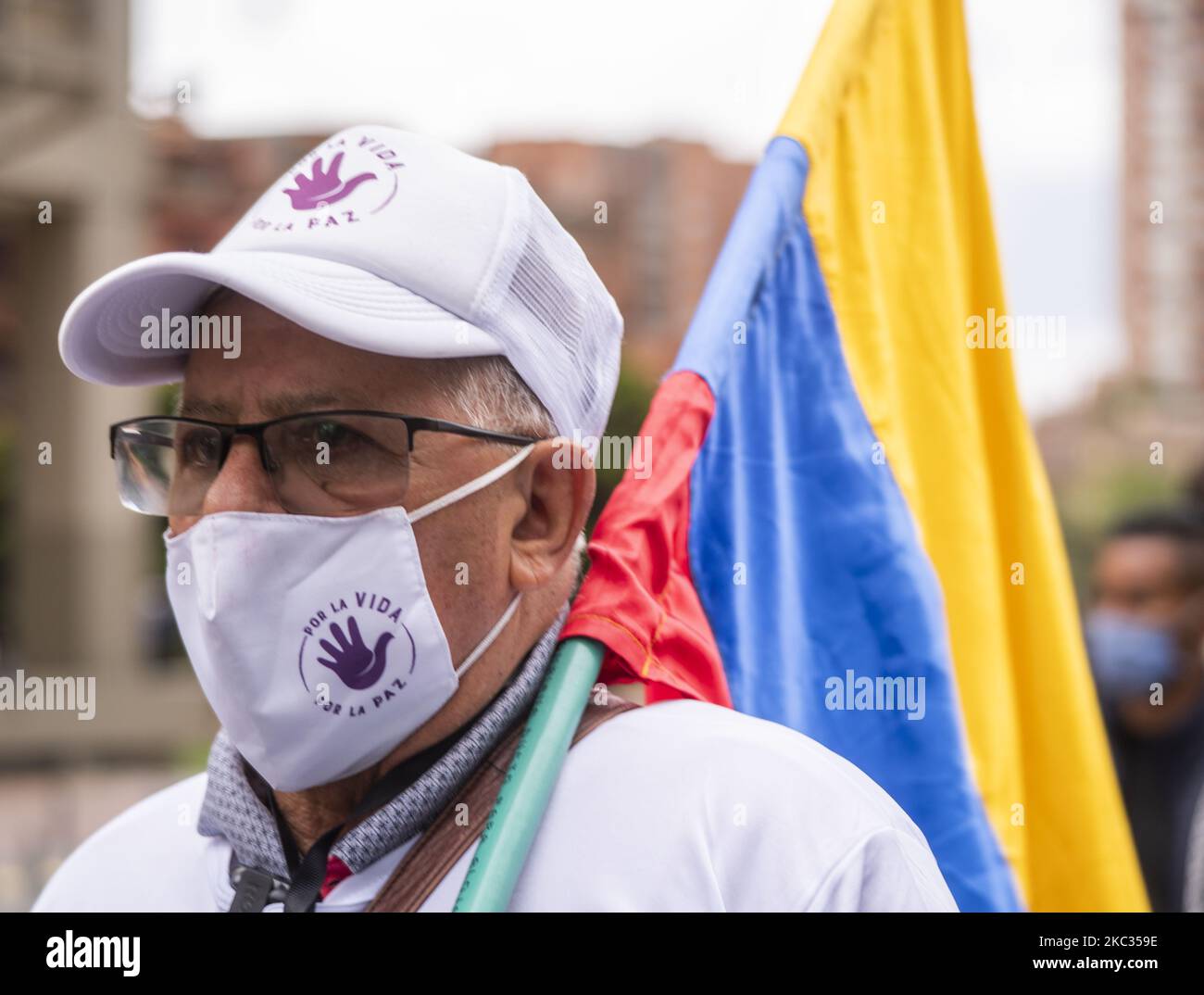 Gli ex membri della guerriglia della FARC partecipano a una manifestazione che richiede il rispetto di accordi di pace davanti alla Corte Suprema colombiana di Bogotà il 01 novembre 2020 (Foto di Daniel Garzon Herazo/NurPhoto) Foto Stock