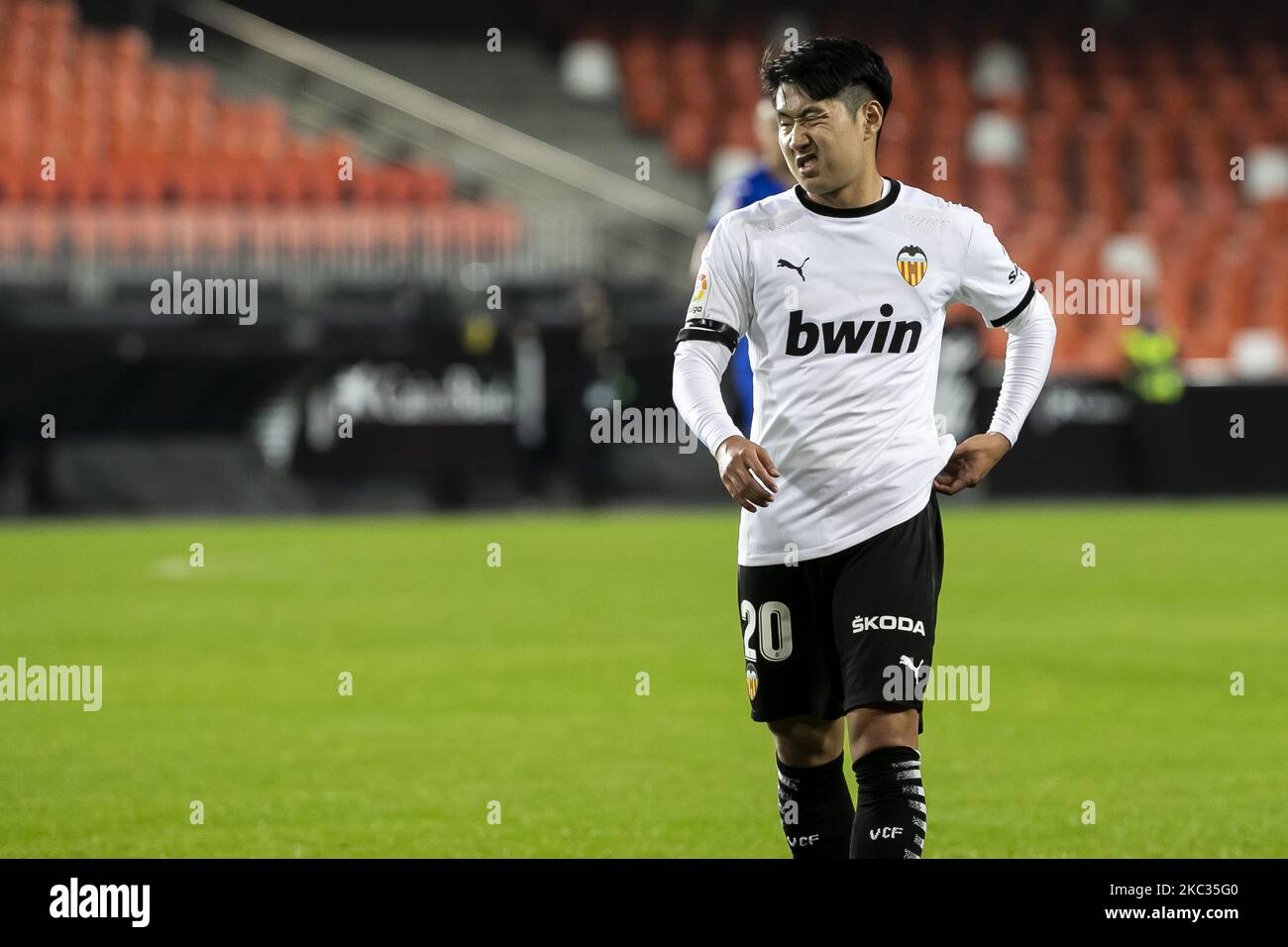 Lee Kang-in di Valencia CF durante la partita spagnola la Liga tra Valenhai CF e Getafe CF allo stadio di Mestalla il 1 novembre 2020 (Foto di Jose Miguel Fernandez/NurPhoto) Foto Stock