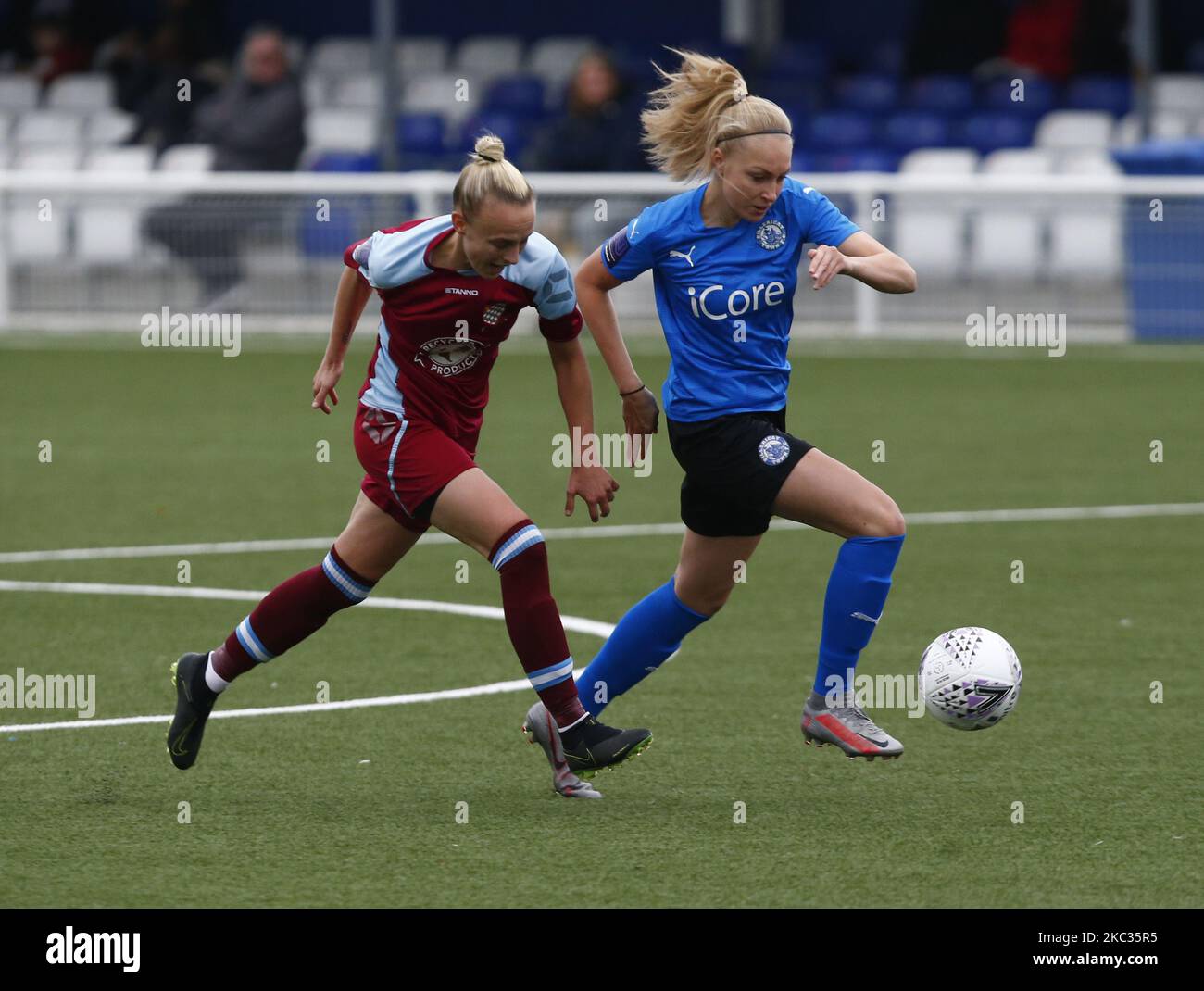 L-R Riva Casley di Chesham United Ladies sotto la pressione di Paige Clemensonof Billericay Town Ladies durante la Vitality Women's fa Cup terzo turno Qualifiche tra Billericay Town Ladies e Chasham United Ladies a New Lodge, Billericay il 01st novembre, 2020 (Photo by Action Foto Sport/NurPhoto) Foto Stock