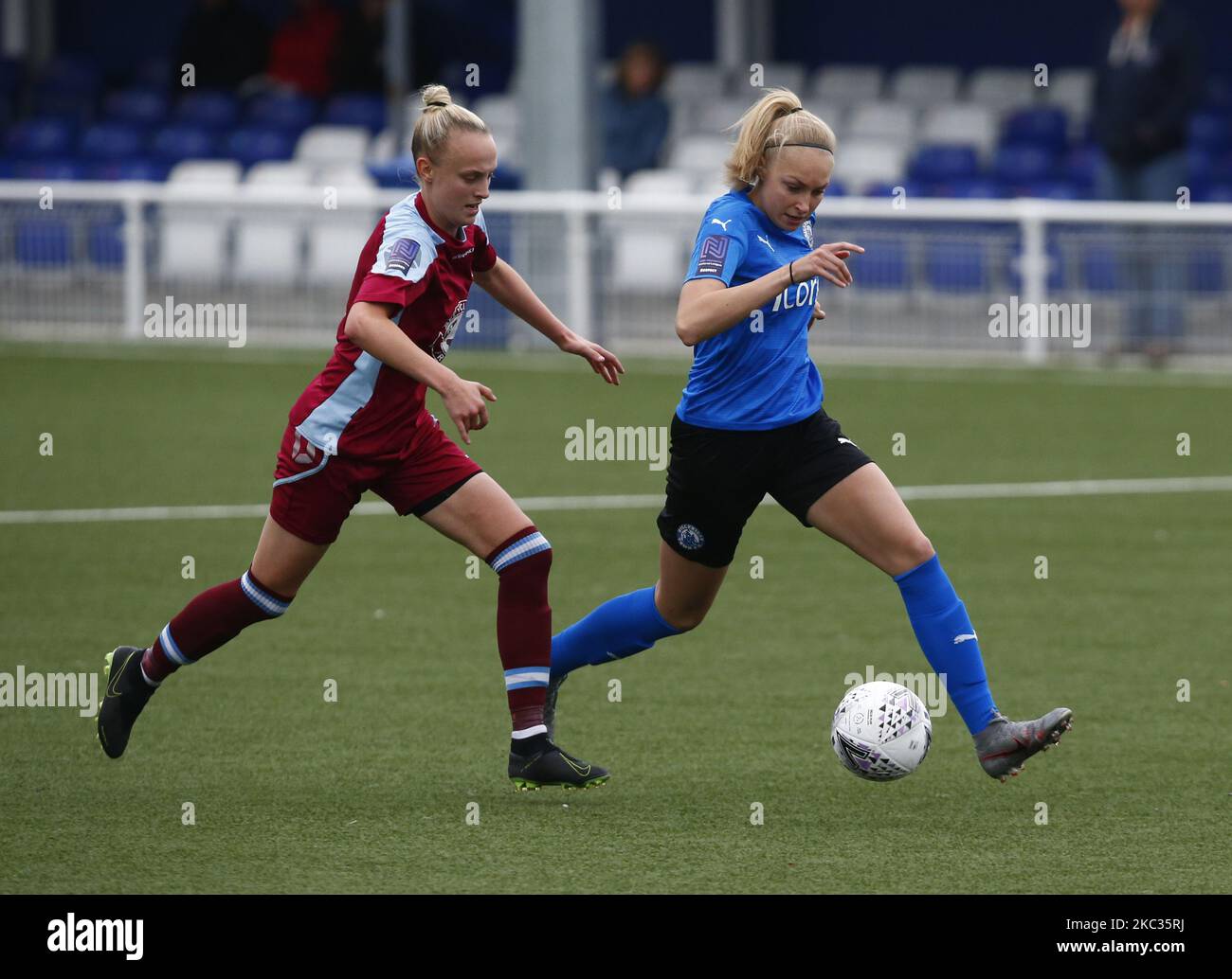 L-R Riva Casley di Chesham United Ladies sotto la pressione di Paige Clemensonof Billericay Town Ladies durante la Vitality Women's fa Cup terzo turno Qualifiche tra Billericay Town Ladies e Chasham United Ladies a New Lodge, Billericay il 01st novembre, 2020 (Photo by Action Foto Sport/NurPhoto) Foto Stock