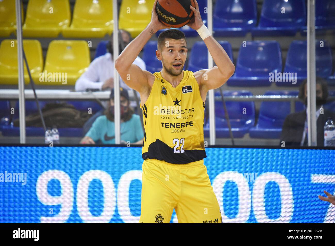 Emir Sulejmanovic durante la partita tra il FC Barcelona e l'Iberostar Tenerife, corrispondente alla settimana 9 della Liga Endesa, giocata al Palau Blaugrana, il 01st novembre 2020, a Barcellona, Spagna. (Foto di Noelia Deniz/Urbanandsport/NurPhoto) Foto Stock