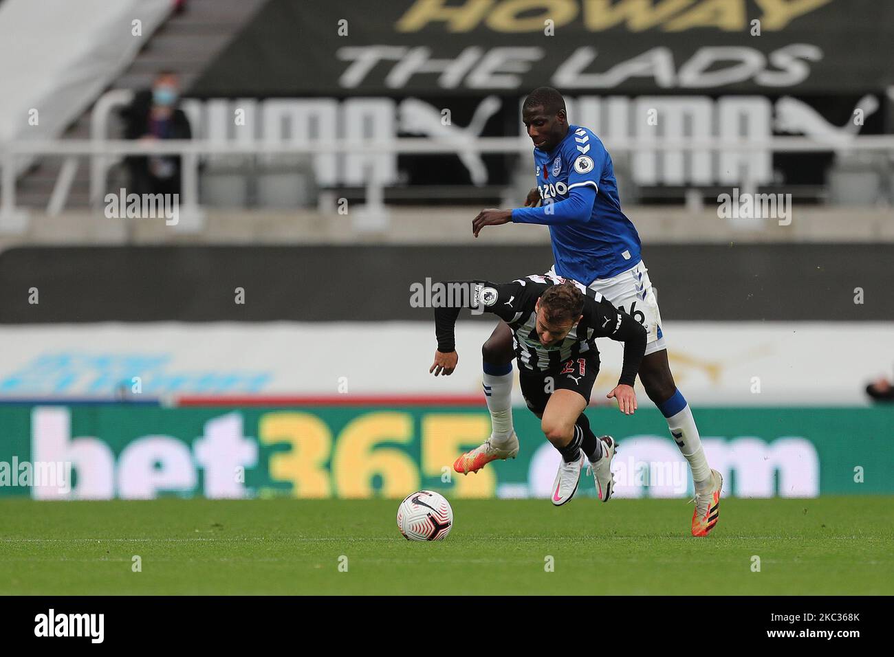 Ryan Fraser di Newcastle United batte per il possesso con Niels Nkounkou di Everton durante la partita della Premier League tra Newcastle United ed Everton al St. James's Park di Newcastle domenica 1st novembre 2020. (Foto di Mark Fletcher/MI News/NurPhoto) Foto Stock