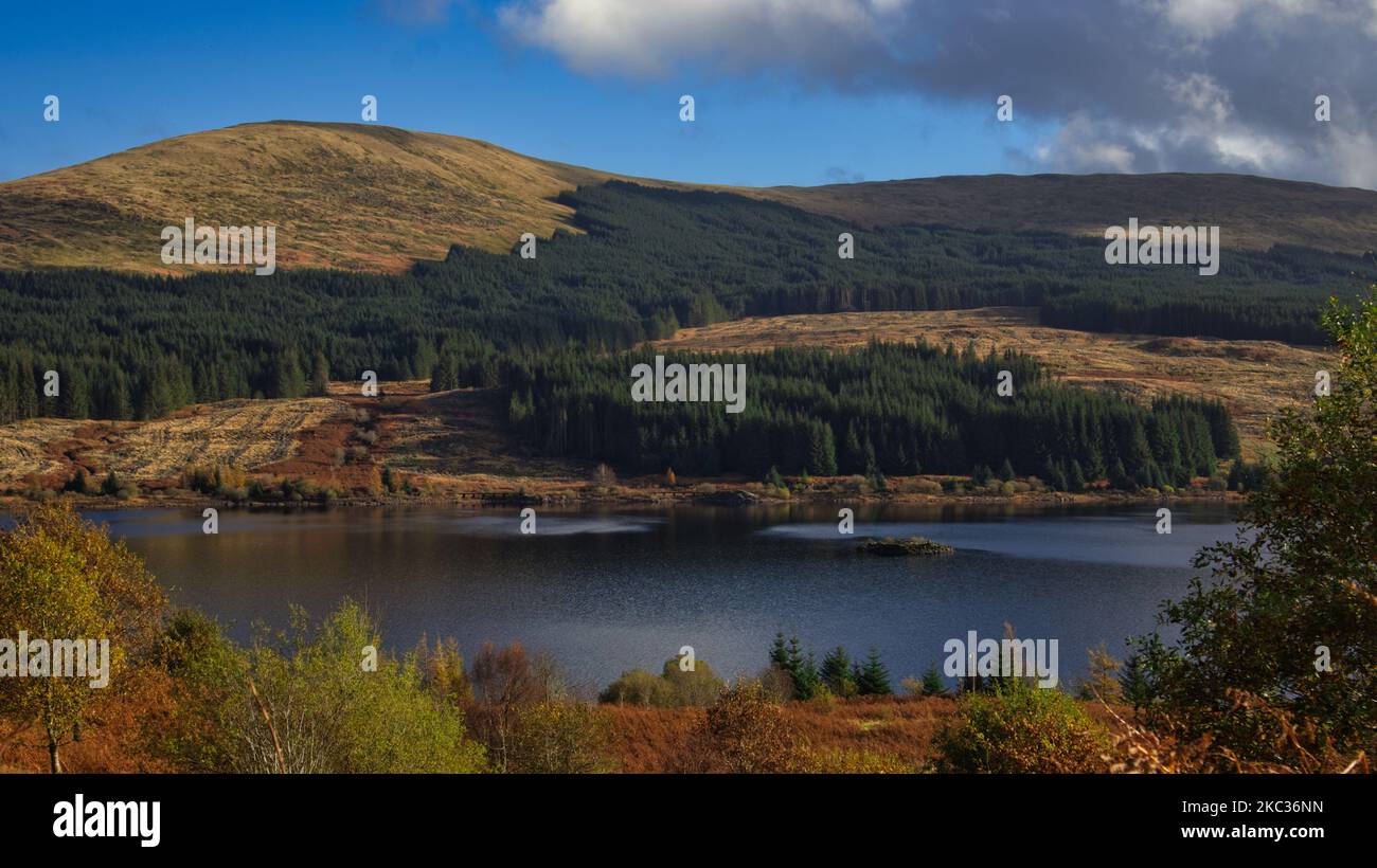 Vista sul Loch Doon nell'Ayrshire Scotland in un pomeriggio d'autunno Foto Stock